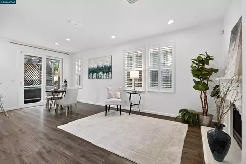 Living - 516 Falling Star Dr, Martinez, CA 94553 photo 2 of 3