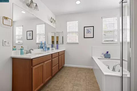 Bath - 516 Falling Star Dr, Martinez, CA 94553 photo 2 of 4