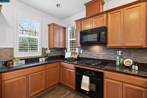 Kitchen - 516 Falling Star Dr, Martinez, CA 94553 photo 2 of 3