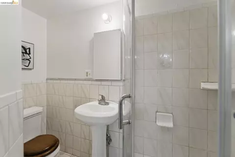 Bath - 1826 Moraga St, San Francisco, CA 94122 photo 5 of 5