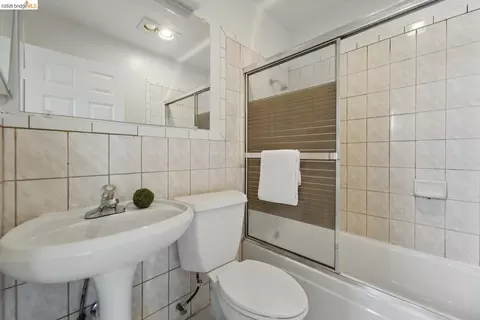 Bath - 1826 Moraga St, San Francisco, CA 94122 photo 4 of 5