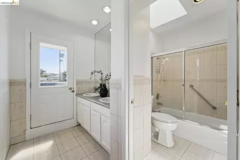 Bath - 1826 Moraga St, San Francisco, CA 94122 photo 1 of 5