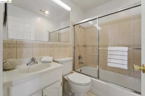 Bath - 1826 Moraga St, San Francisco, CA 94122 photo 3 of 5
