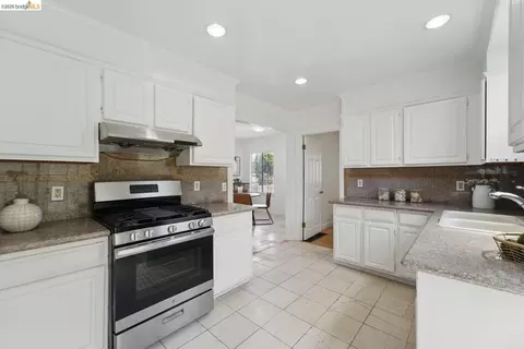 Kitchen - 1826 Moraga St, San Francisco, CA 94122 photo 3 of 3
