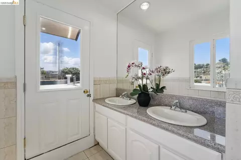 Bath - 1826 Moraga St, San Francisco, CA 94122 photo 2 of 5
