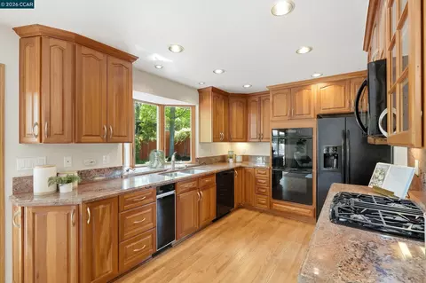 Kitchen - 5685 White Mountain Ct, Martinez, CA 94553 photo 3 of 4