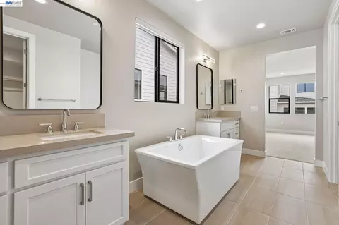 Bath - 2312 Sanderling Ave, Marina, CA 93933 photo 2 of 2