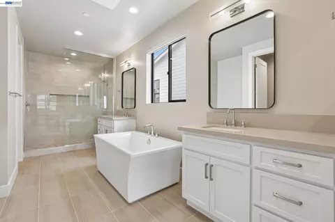Bath - 2312 Sanderling Ave, Marina, CA 93933 photo 1 of 2