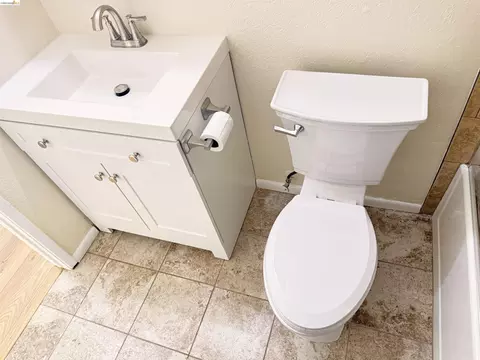 Bath - 2424 Ellison Dr, Modesto, CA 95355 photo 2 of 4