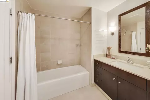Bath - 585 9th St #441, Oakland, CA 94607 photo 1 of 1