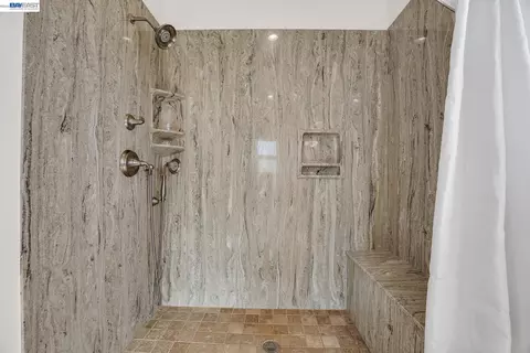 Bath - 649 Jade Pl, Livermore, CA 94550 photo 6 of 9