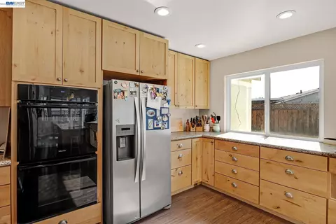 Kitchen - 649 Jade Pl, Livermore, CA 94550 photo 2 of 6