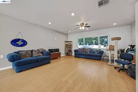 Living - 649 Jade Pl, Livermore, CA 94550 photo 3 of 6