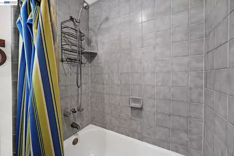 Bath - 649 Jade Pl, Livermore, CA 94550 photo 2 of 9