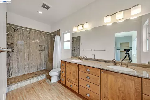 Bath - 649 Jade Pl, Livermore, CA 94550 photo 5 of 9