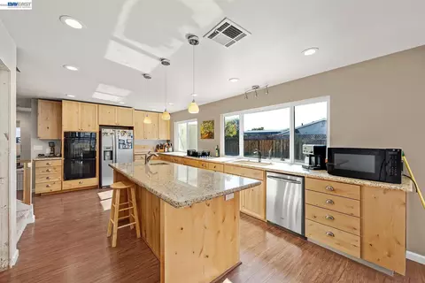 Kitchen - 649 Jade Pl, Livermore, CA 94550 photo 5 of 6