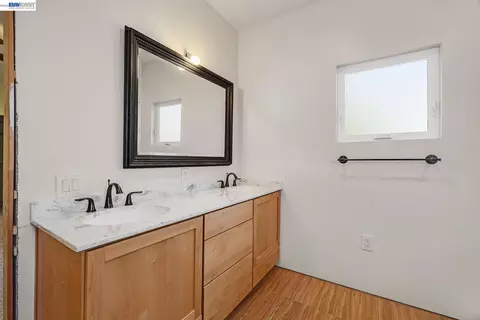 Bath - 649 Jade Pl, Livermore, CA 94550 photo 7 of 9