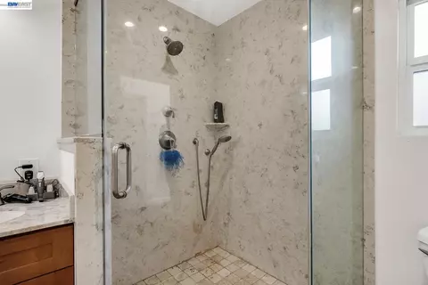 Bath - 649 Jade Pl, Livermore, CA 94550 photo 4 of 9