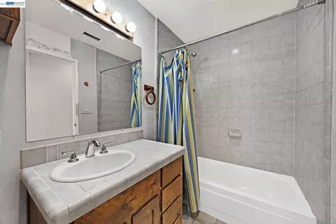 Bath - 649 Jade Pl, Livermore, CA 94550 photo 1 of 9