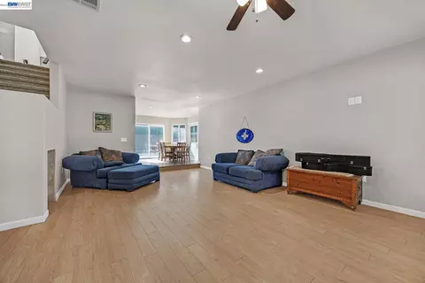 Living - 649 Jade Pl, Livermore, CA 94550 photo 4 of 6