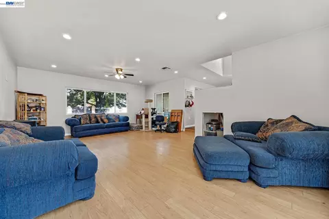 Living - 649 Jade Pl, Livermore, CA 94550 photo 2 of 6