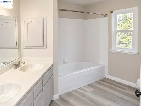 Bath - 1825 Mark Mead Ln, Modesto, CA 95356 photo 4 of 4