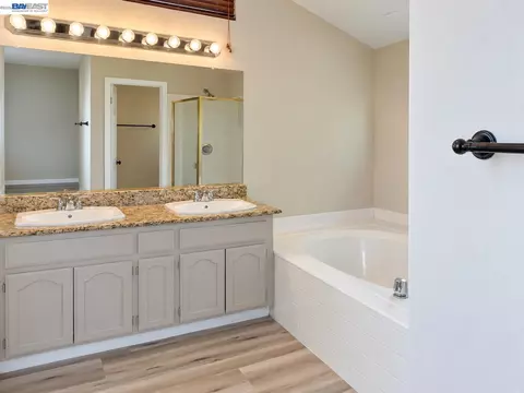 Bath - 1825 Mark Mead Ln, Modesto, CA 95356 photo 2 of 4