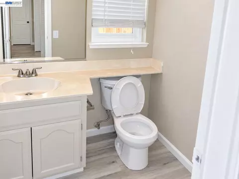 Bath - 1825 Mark Mead Ln, Modesto, CA 95356 photo 3 of 4