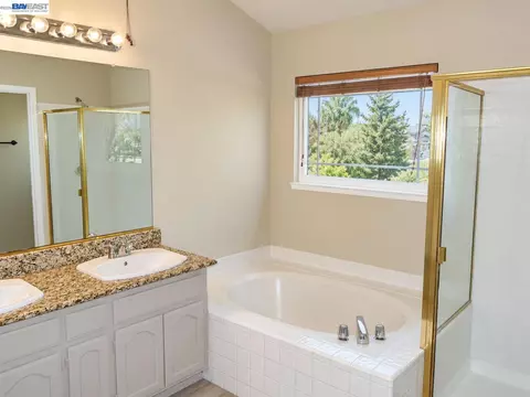 Bath - 1825 Mark Mead Ln, Modesto, CA 95356 photo 1 of 4