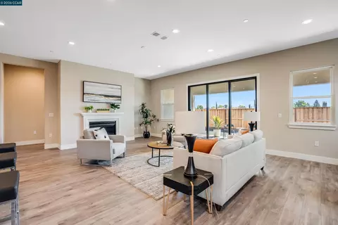 Living - 3161 Echo Way, Tracy, CA 95377 photo 4 of 5
