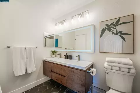 Bath - 2 Lakeview Ct, Novato, CA 94947 photo 1 of 2