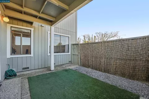 Exterior - 2 Lakeview Ct, Novato, CA 94947 photo 2 of 7