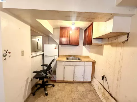 Kitchen - 133 Rice St, San Francisco, CA 94112 photo 1 of 1