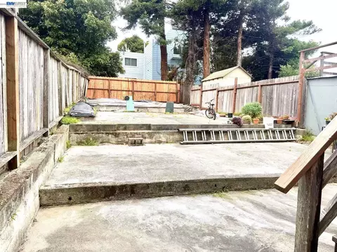 Exterior - 133 Rice St, San Francisco, CA 94112 photo 2 of 3
