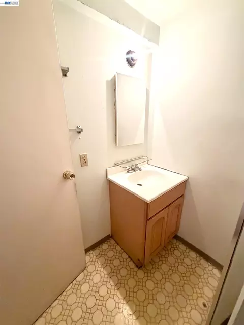 Bath - 133 Rice St, San Francisco, CA 94112 photo 3 of 3