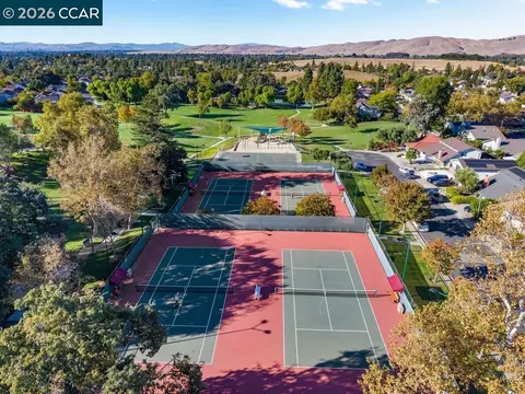 View/Area - 4495 Oakbrook Ct, Concord, CA 94521 photo 4 of 8