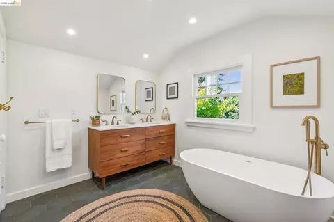 Bath - 865 Contra Costa Ave, Berkeley, CA 94707 photo 4 of 5