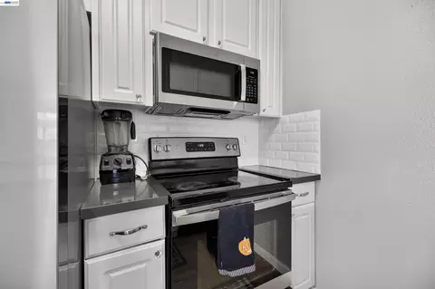 Kitchen - 439 W Golf Cir, Manteca, CA 95337 photo 3 of 5