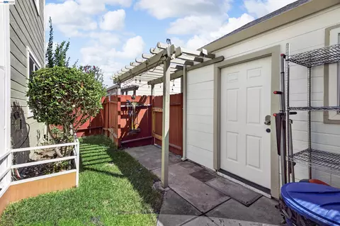 Exterior - 439 W Golf Cir, Manteca, CA 95337 photo 3 of 12