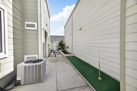 Exterior - 439 W Golf Cir, Manteca, CA 95337 photo 2 of 12