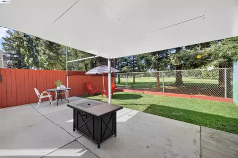 Exterior - 439 W Golf Cir, Manteca, CA 95337 photo 10 of 12