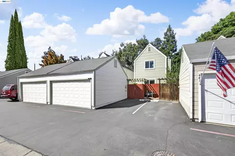 Exterior - 439 W Golf Cir, Manteca, CA 95337 photo 5 of 12