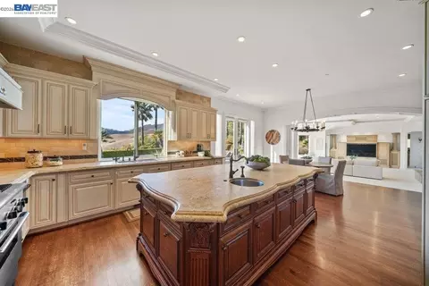 Kitchen - 27 Eagle Ridge Ln, Danville, CA 94506 photo 4 of 10