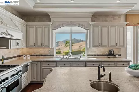 Kitchen - 27 Eagle Ridge Ln, Danville, CA 94506 photo 2 of 10