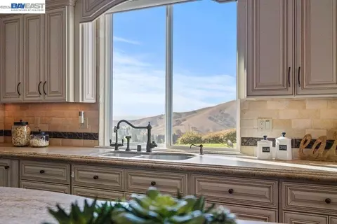 Kitchen - 27 Eagle Ridge Ln, Danville, CA 94506 photo 3 of 10