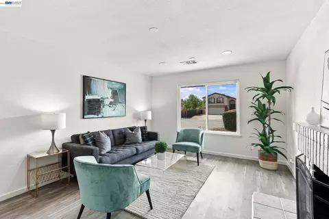Living - 2640 Beecham, Fairfield, CA 94533 photo 3 of 3