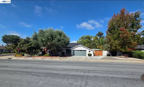 38454 Glenview Dr, Fremont, CA 94536