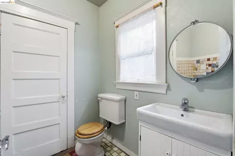 Bath - 2204 Tenth St, Berkeley, CA 94710 photo 4 of 7