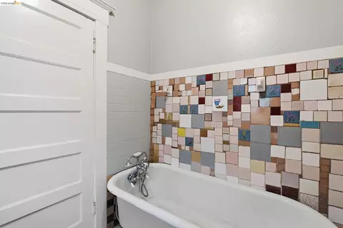 Bath - 2204 Tenth St, Berkeley, CA 94710 photo 2 of 7