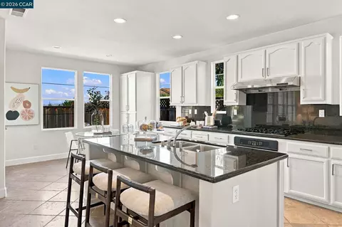 Kitchen - 5279 S Montecito Dr, Concord, CA 94521 photo 4 of 5